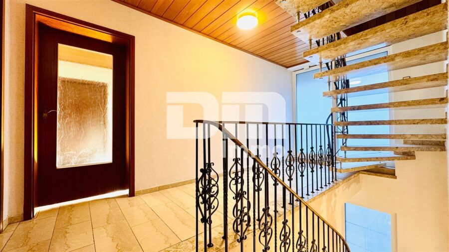 Gepflegtes Ein- bis Zweifamilienhaus + Garage, Terrasse und Balkon auf großem Grundstück - OG Flur / Diele / Treppenaufgang